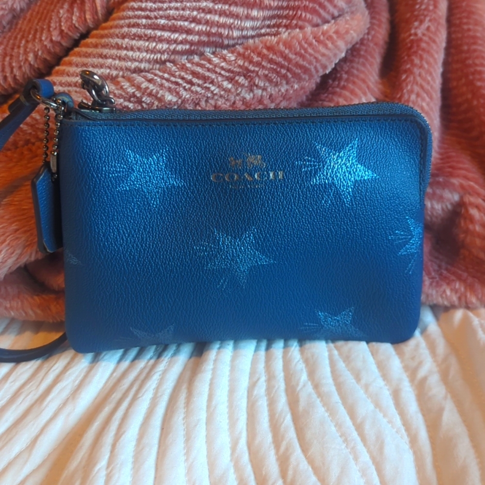 Adorable Coach Clutch 💙⭐